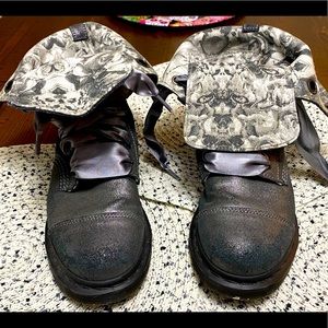 Dr. Martens Amilita pewter boots!